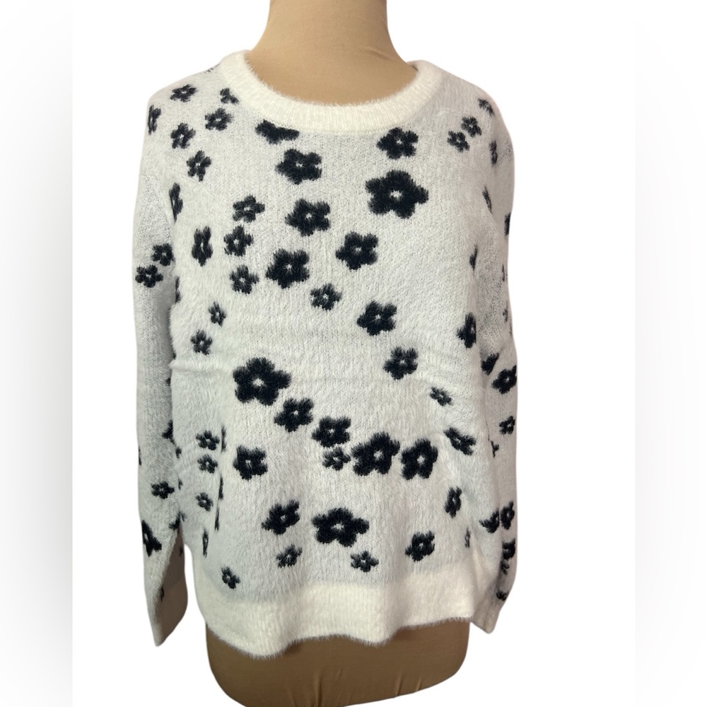 Flower Knit Cozy Sweater Black & White